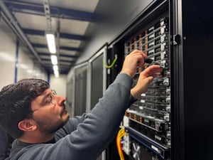 Ein nocware-Mitarbeiter arbeitet am Server